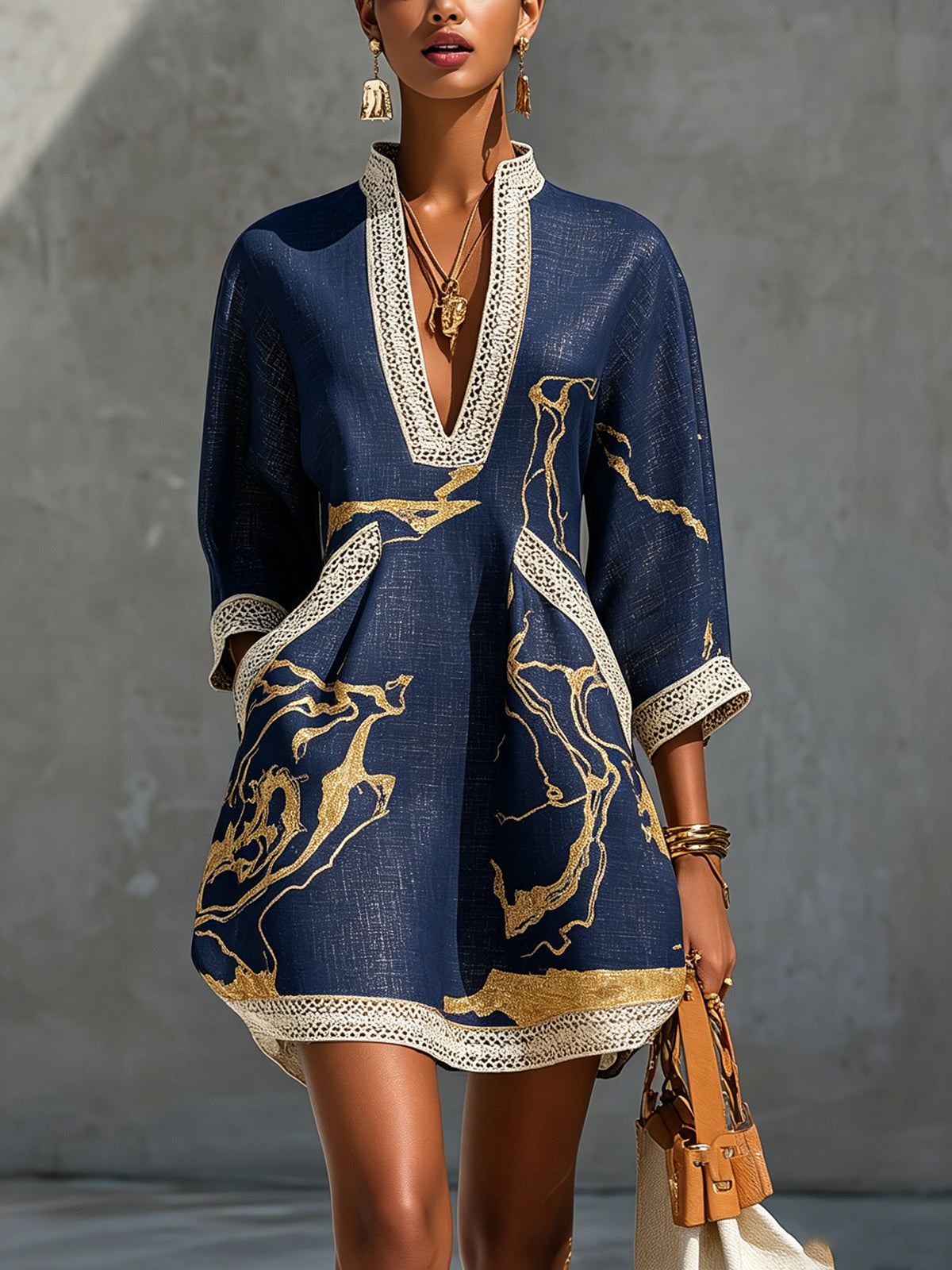 Donatella - Mini robe noire à imprimé marbré doré et dentelle crochet