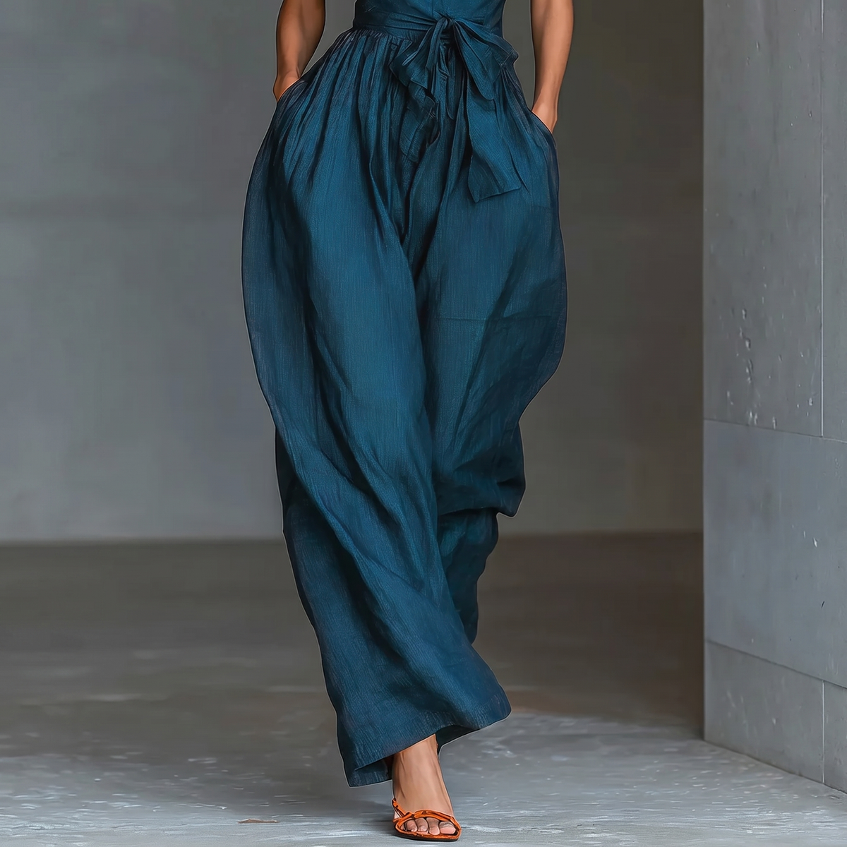 Combinaison bleu marine avec encolure dos nu croisée