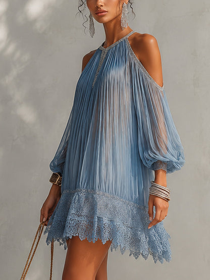 Celeste | Mini robe bleue épaules dénudées, plissée avec ourlet en dentelle
