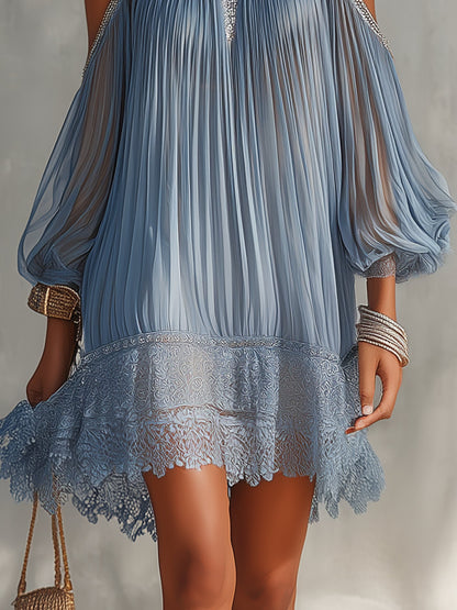 Celeste | Mini robe bleue épaules dénudées, plissée avec ourlet en dentelle