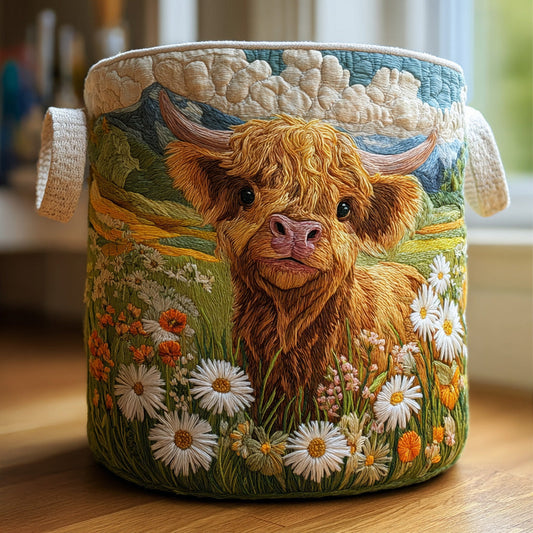Panier matelassé avec vache Highland entourée de fleurs