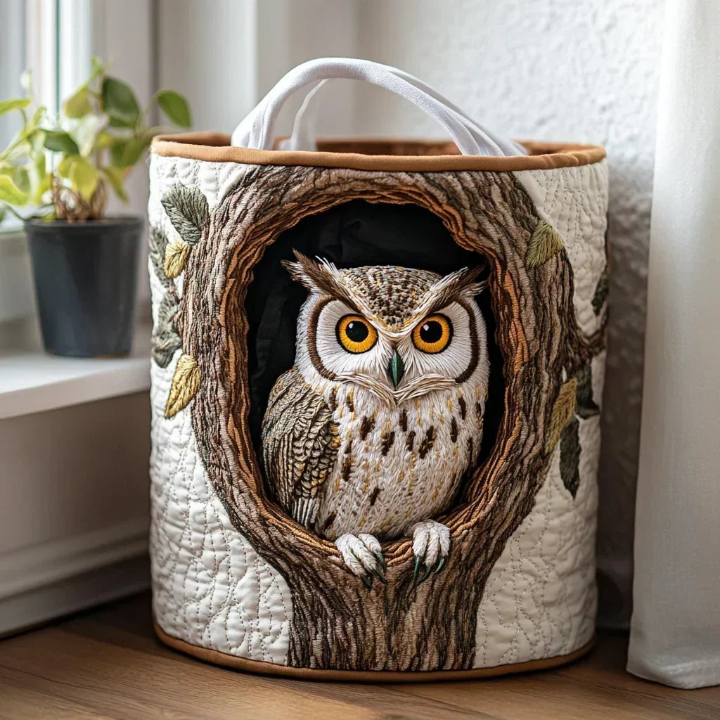 Panier matelassé avec hibou parmi les branches