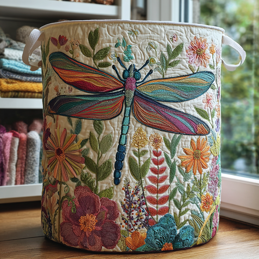 Panier matelassé avec libellules dans le jardin