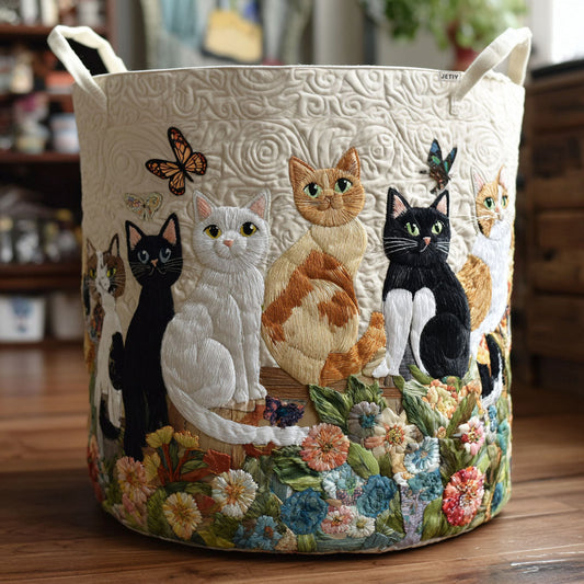 Panier matelassé avec chats parmi les fleurs du jardin
