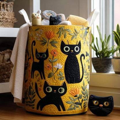 Panier matelassé avec chats noirs