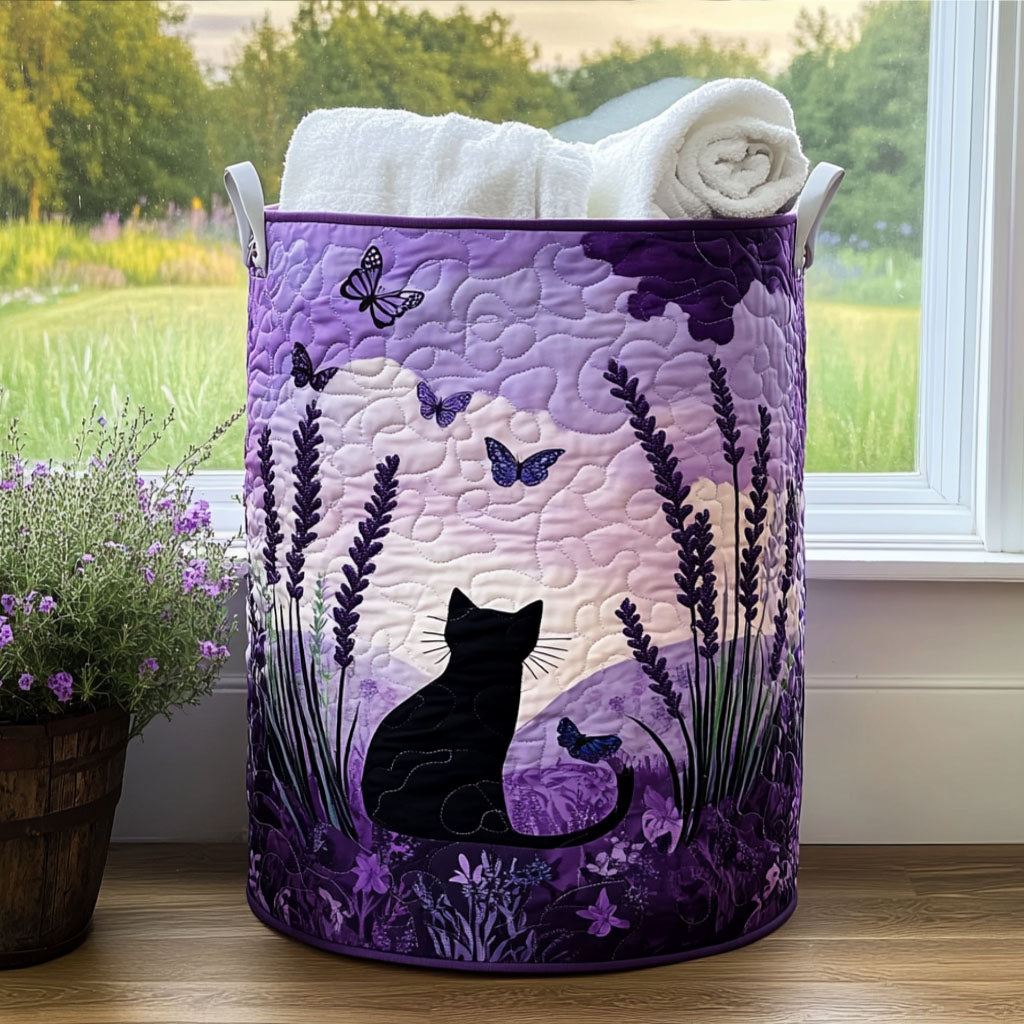 Panier matelassé avec chats dans un pré nocturne