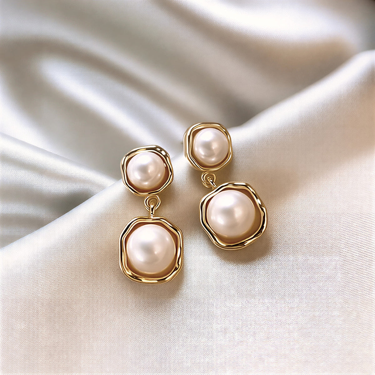 Boucles d'Oreilles Goutte de Perle à Monture Dorée