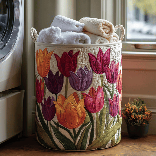Panier matelassé avec tulipes en fleurs