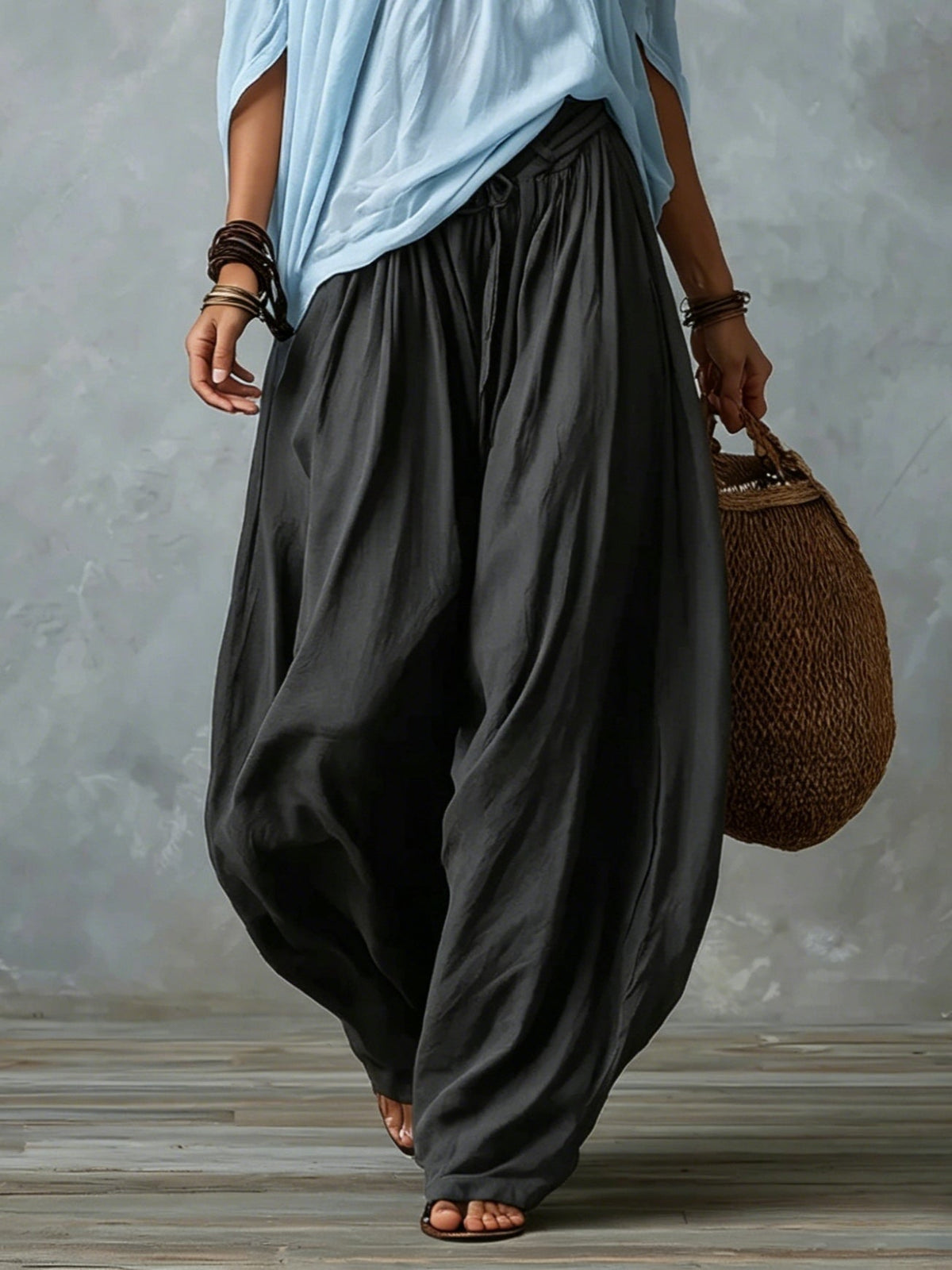 Haut moulant bleu ciel sans bretelles et pantalon Lantern gris foncé à la coupe ample