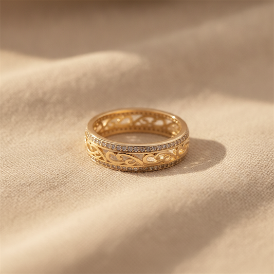 Bague Volute en Filigrane avec Accents de Pierres Pavées Tons Or