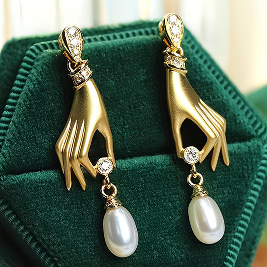 Boucles d'Oreilles en Perle avec Main Élégante