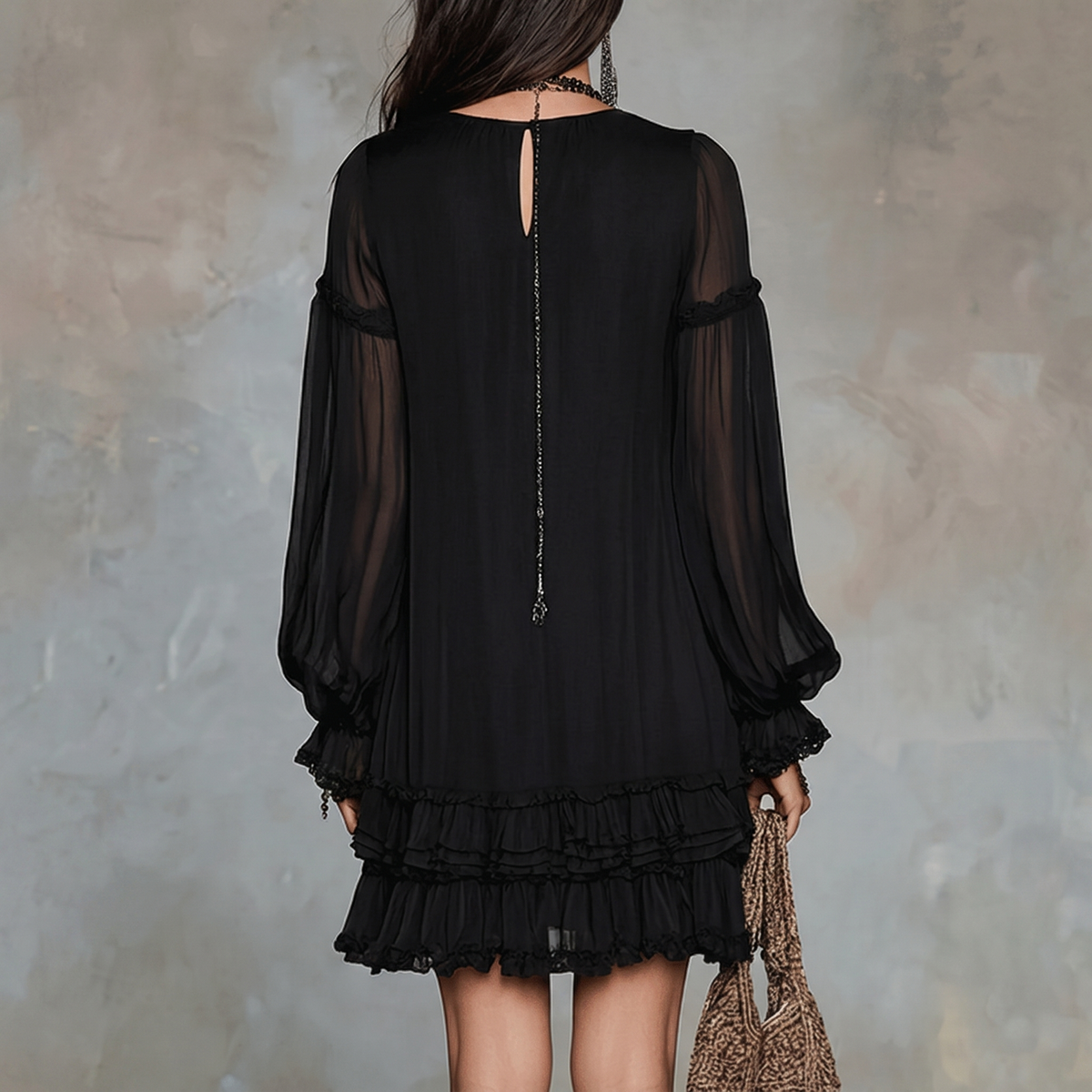 Minivestido negro con escote en V