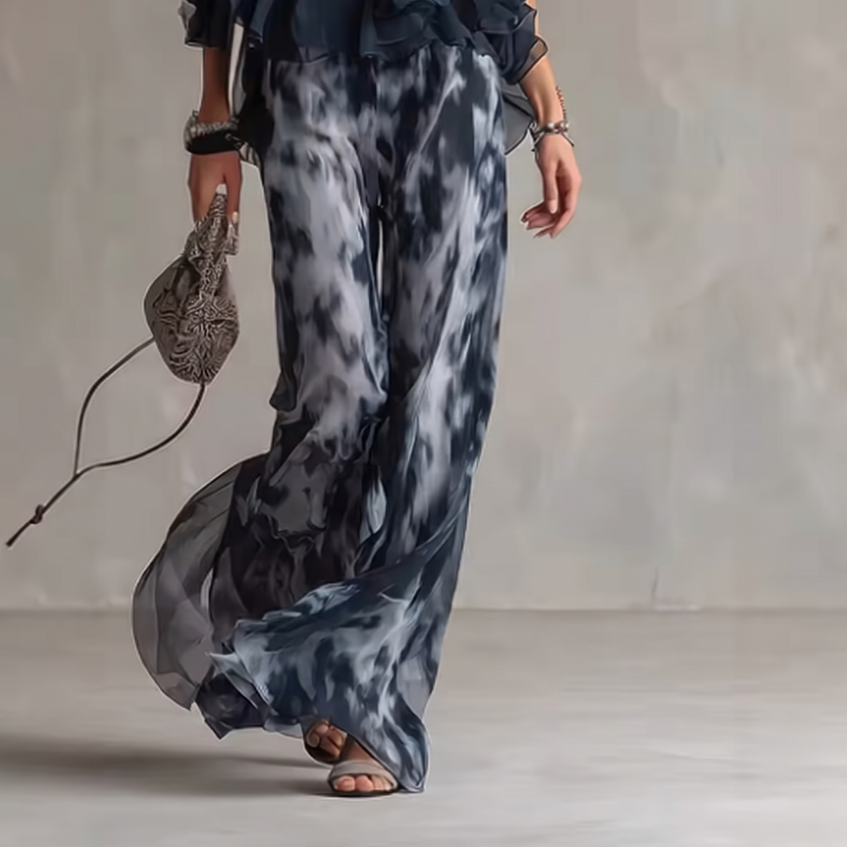 Ensemble élégant avec top dos nu et imprimés en mousseline.