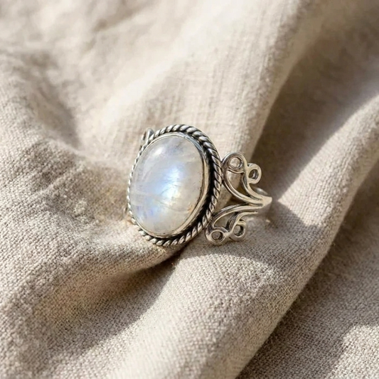 Bague en Pierre de Lune Ovale avec Détails en Volute